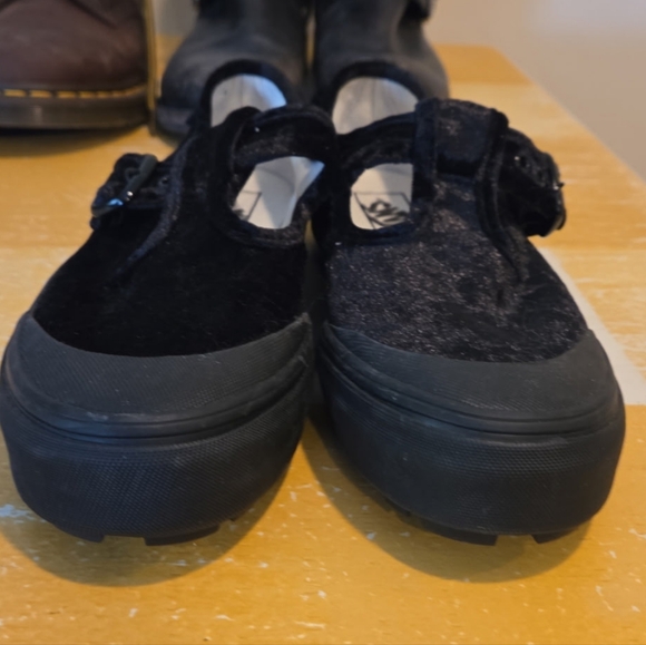 Vans Women's Black Mary Jane Velvet Loafers Size 9 - Picture 2 of 5